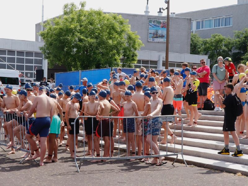 scholieren bij aanvang van de triathlon 
