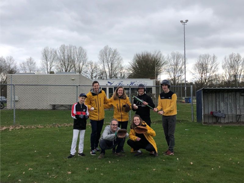 Zorginstelling Inside Out Sports op bezoek bij honkbalvereniging The Harriers