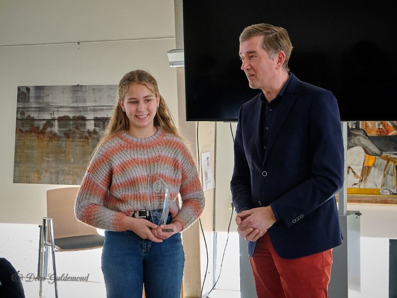 Gwenn (De Toermalijn) met in haar handen het beeldje van de prijs en wethouder vd Beld 