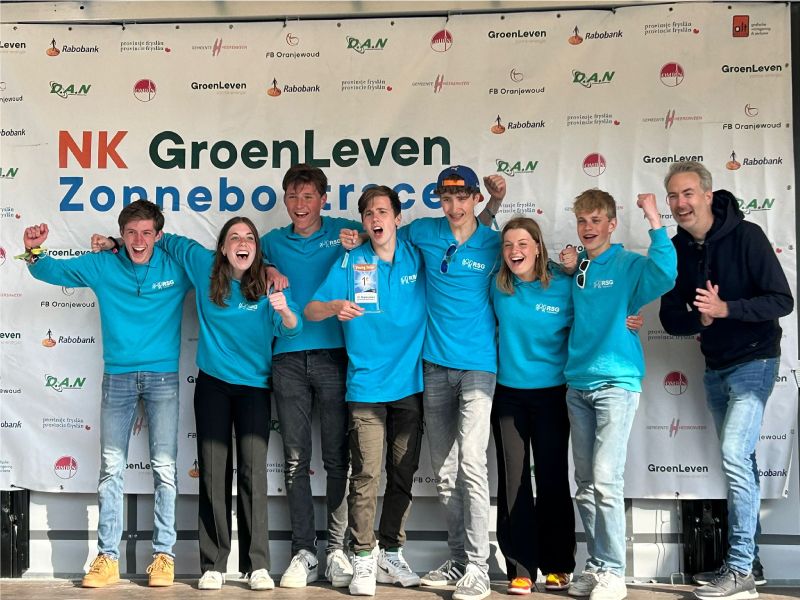 Team van RSG Young Solar juichend met de sponsor van Groenleven
