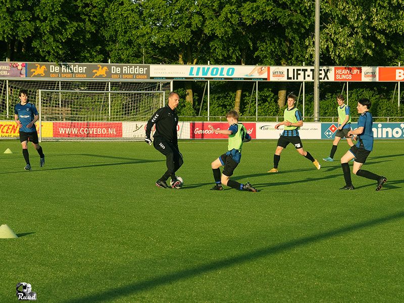 voetballers aan het trainen tijdens een oefen wedstrijd