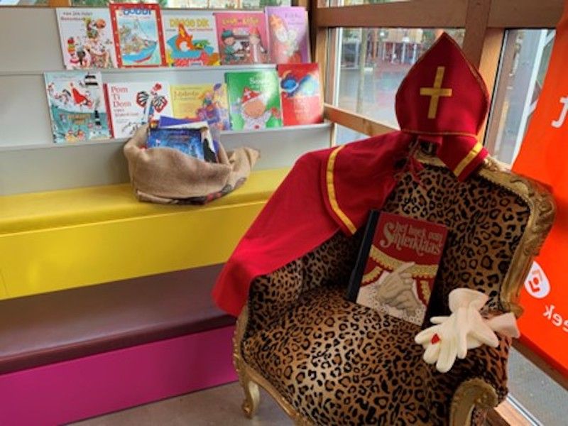 Sinterklaas leest voor in FlevoMeer Bibliotheek