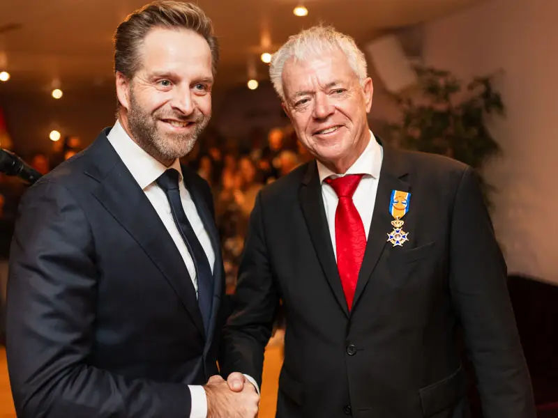 Hugo de Jonge en Leen Verbeek schudden elkaar de hand