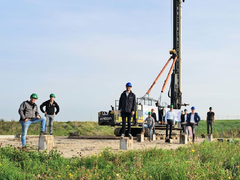 bouwteam voor heimachine bij aanvang bouw