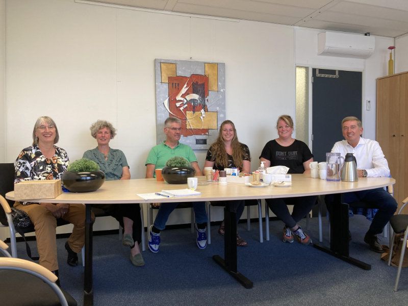 Wethouder vd Beld op werkbezoek bij de maatschappelijke dienst