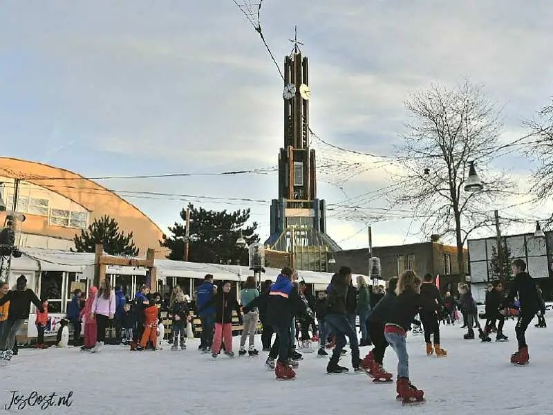 kinderen die schaatsen op de ijsbaan van Winterworld