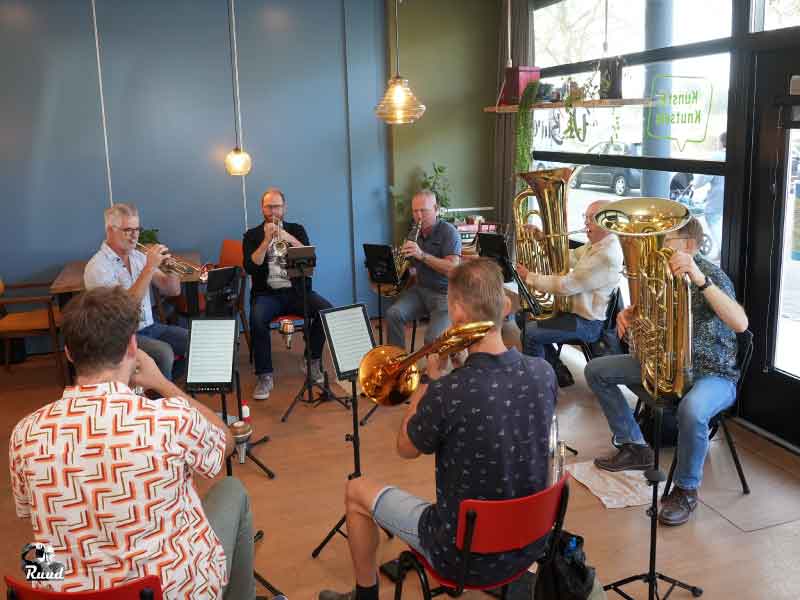 Het ensemble die bij het koffieconcert bij Cafe de Buren speelt, allen achter hun instrument