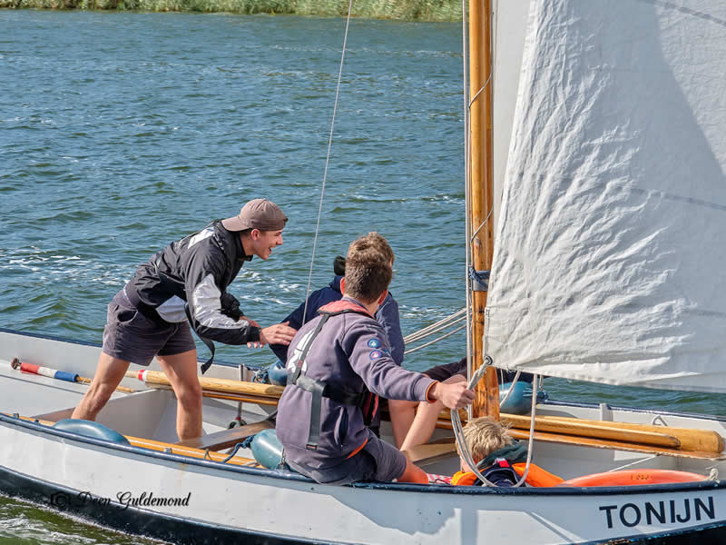 Deelnemers in een boot deelnemens aan de landelijke  scouting zeilwedstrijden