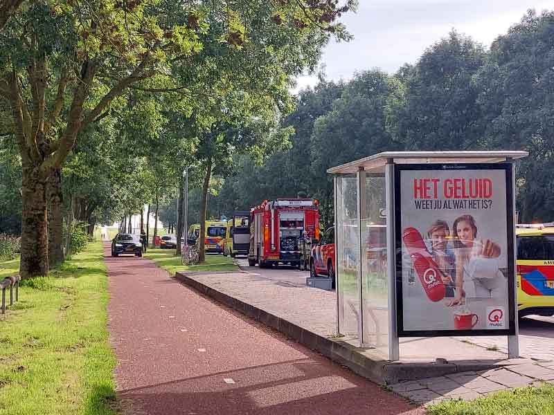 Hulpdiensten aan de Gelderseweg aan de linkerweghelft, ambulances en brandweer oa