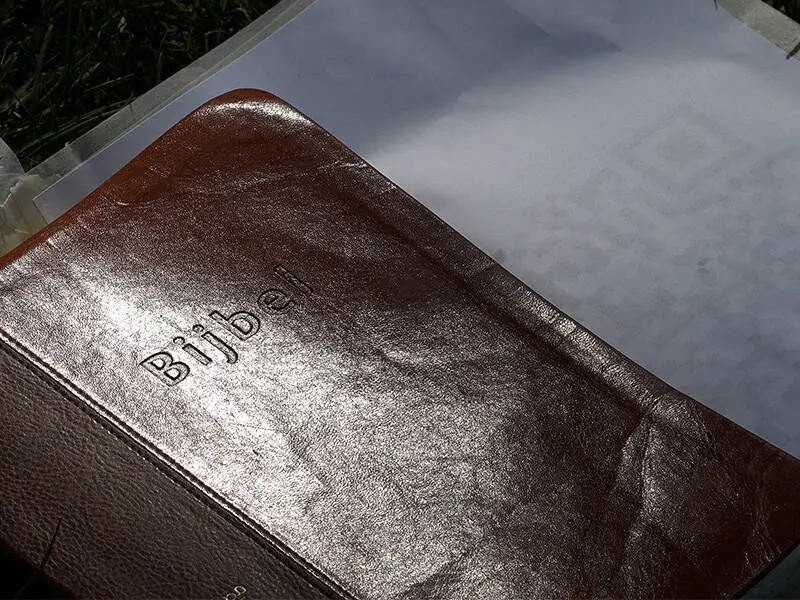 bijbel waaruit gelezen werdt tijdens de dienst