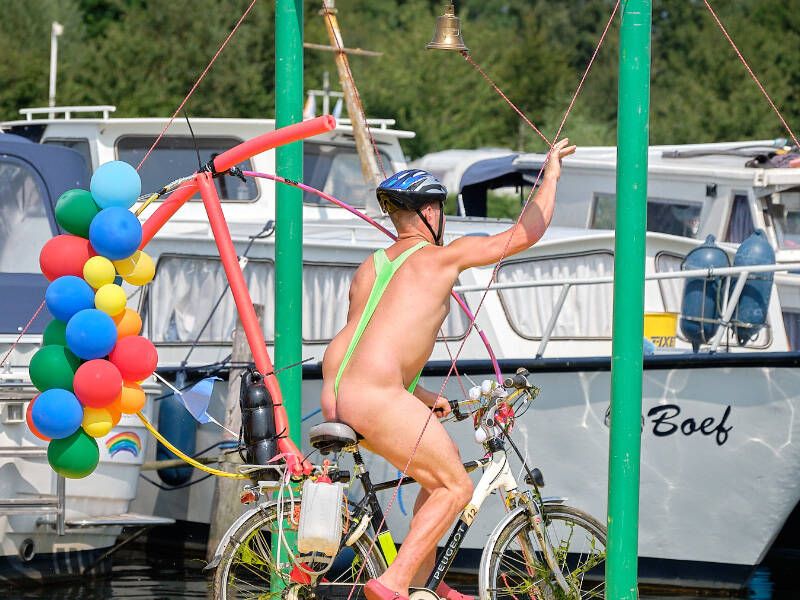 Kandidaat die op de fiets de overkant haalt en de bel luid