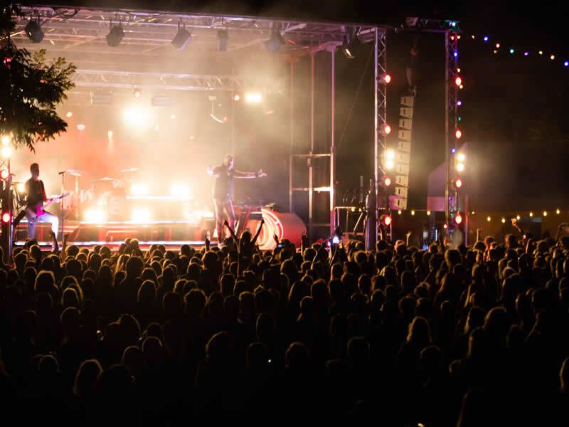 Band The Euro's op een vol raadhuisplein tijdens de nacht van Zeewolde