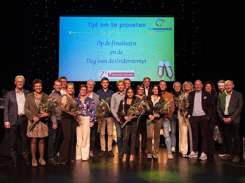 De finalisten op het podium van the lux voor de verkiezing van Top ondernemers 