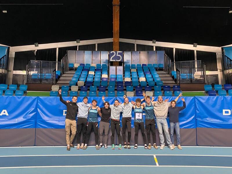 10 mensen die met zijn alle op de foto staan op de atletiek baan