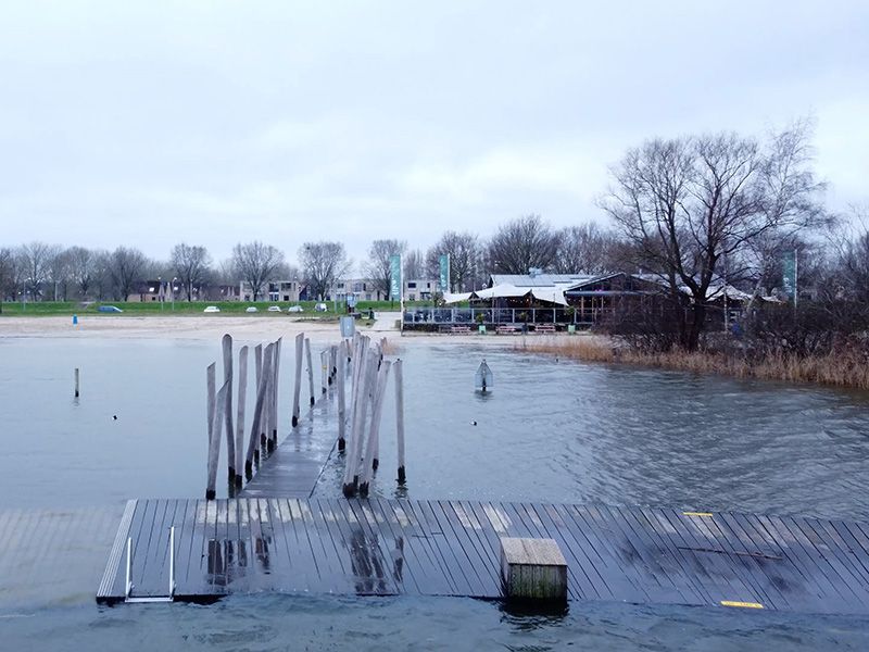 steiger onder water bij het strand 