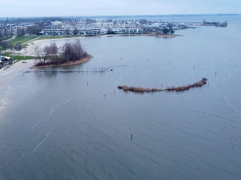 Natte voeten op het strand door hoogwater