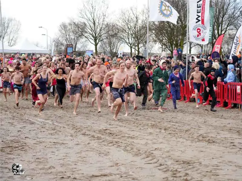 Vrolijke nieuwjaarsduik met vele winnaars