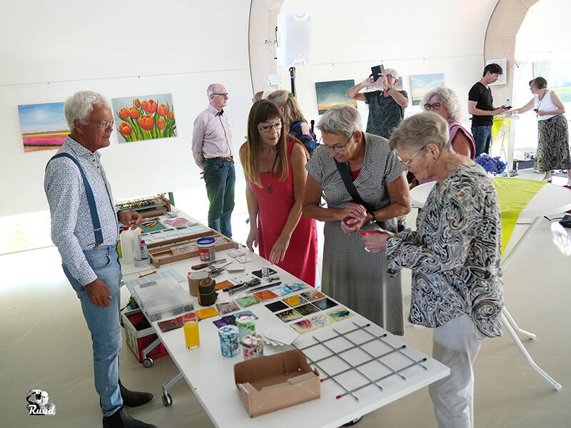 publiek kijkt op tafel naar kunst