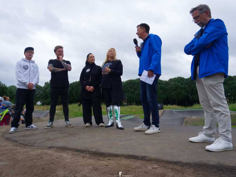 De wethouders, initatiefnemers, jeugd en jongerenwerkers op de pumptrackbaan voor de opening