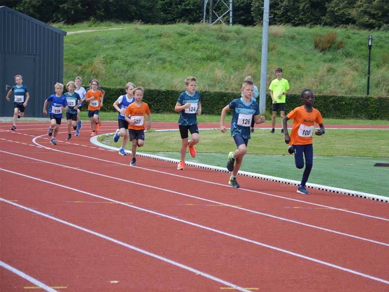 jongeren aan het hardlopen op de atletiekbaan van Zeewolde