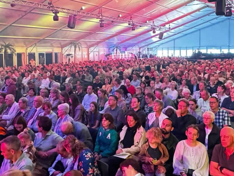 meer dan 1000 mensen in een tent dienst van de kerk bijeen in Zeewolde