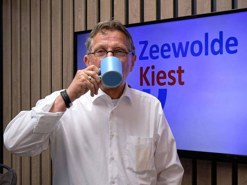 wethouder helmut Hermans aan de koffie in de studio van LOZ