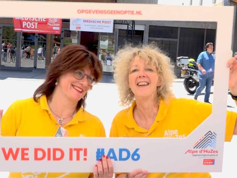 Iris en collega vrijwilligercoördinator met een foto kader, WE did it AD6