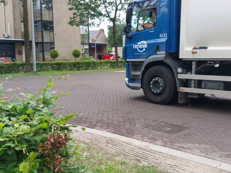 Kruispunt bij de Horsterweg waar een vrachtwagen de weg op wilt rijden
