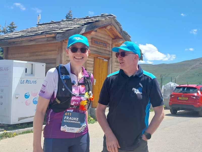 Frauke en teamgenoot lachend boven bij de finish na de zussenloop