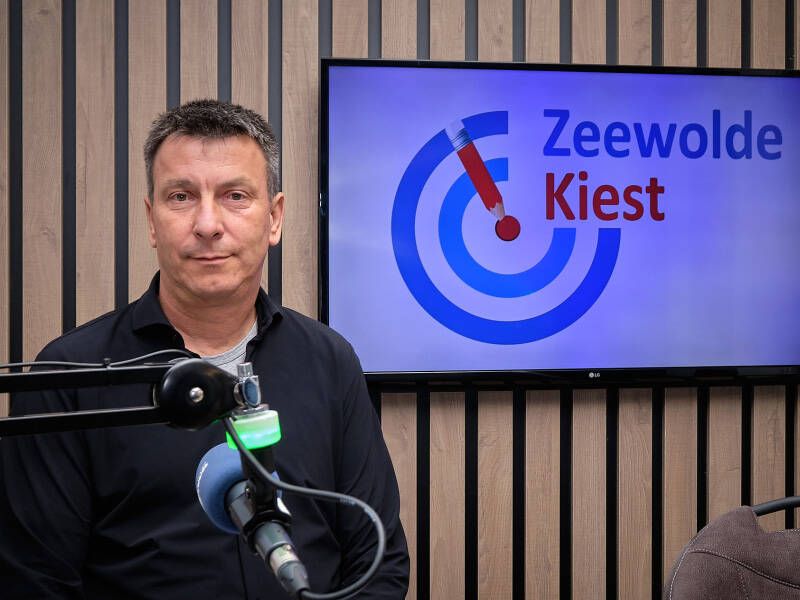 Wethouder Ernst bron voor de microfoon in de studio van LOZ bij Zeewolde kiest