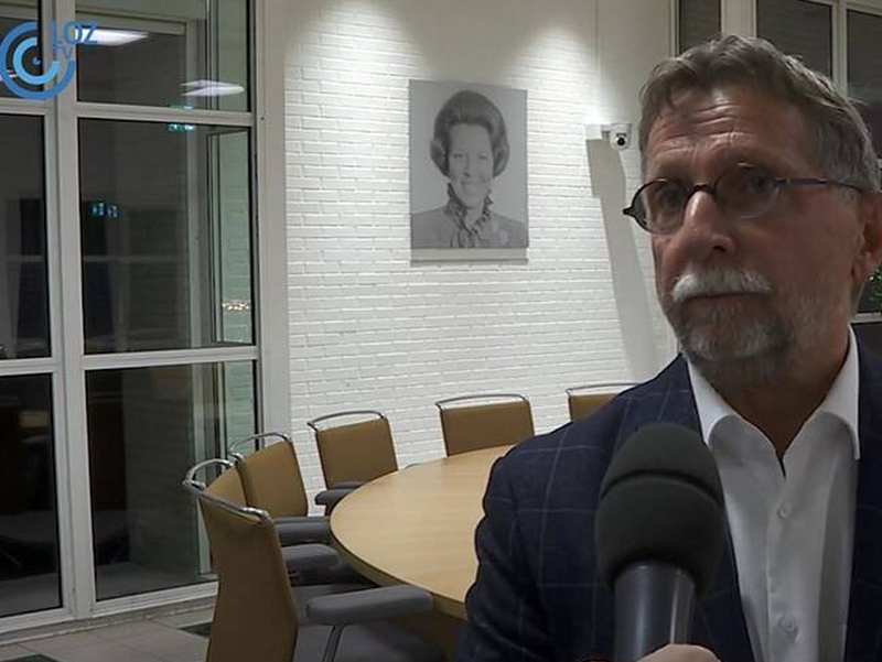 Wethouder Hermans voor de camera in de raadszaal