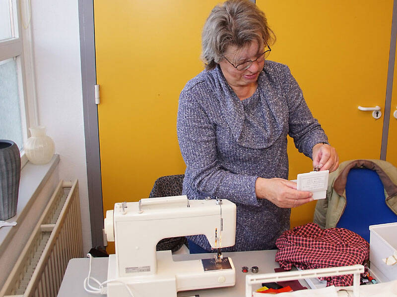 Repaircafé Zeewolde ontvangt nieuwe naaimachine van Wethouder Bron