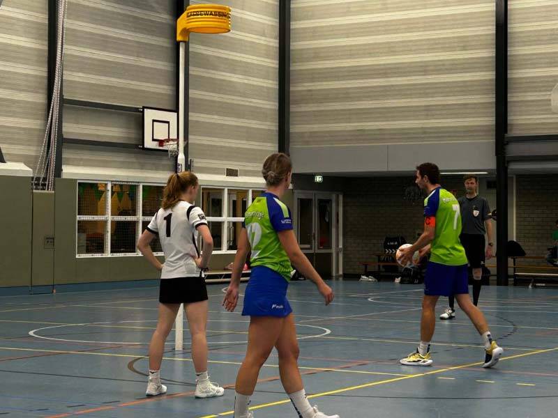 2 spelers van KV Wolderwijd en 1 van Terschuur bij de korf in de zaal