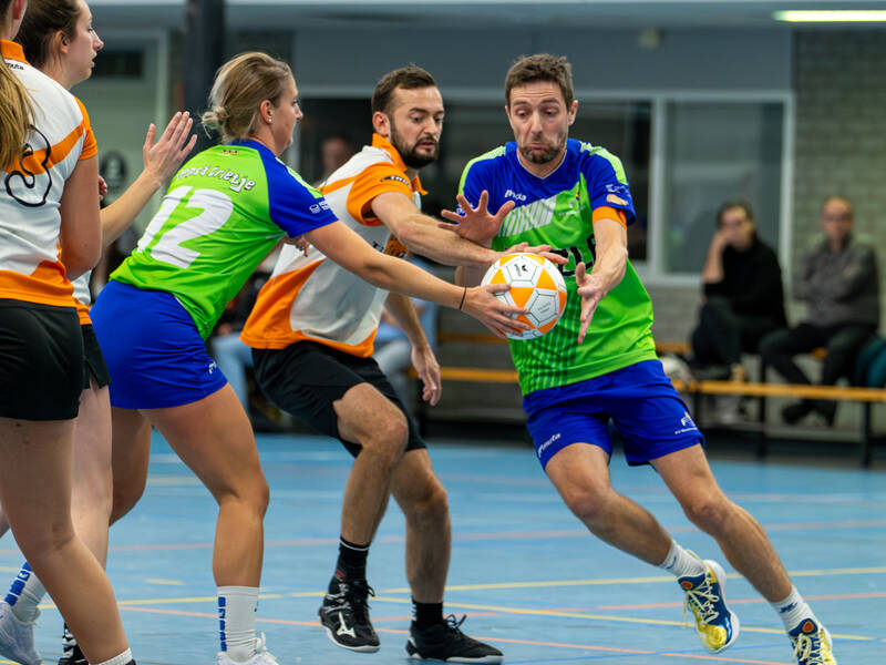 mensen die korfbal aan het spelen zijn