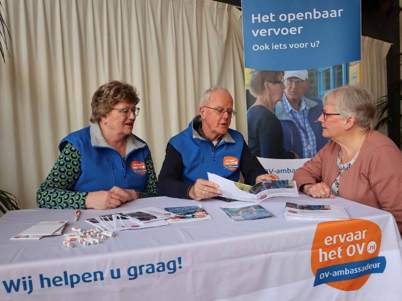 2 OV ambassadeurs en een geïnteresseerde aan een tafel