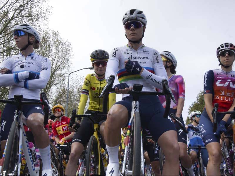 Wielrensters wachten op de start van de Ladies Simac Tour