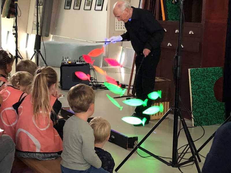 de verteller met allerlei visachtige dingen met lichtjes