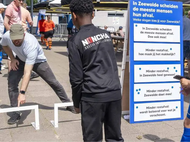 Tijdens een actie op de voetbal iemand die in het goal met goede antwoord moet schietent