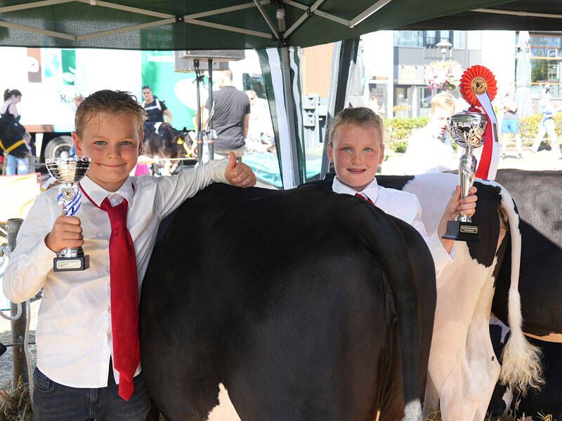 twee jeugdige prijswinnaars in de categorie kalfjes
