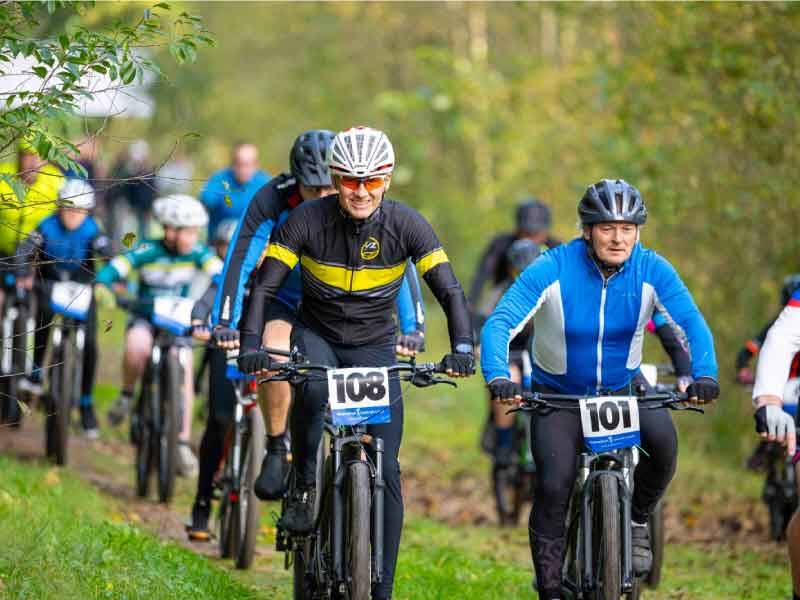 Deelnemers die meedoen aan fiets de boswachter er uit