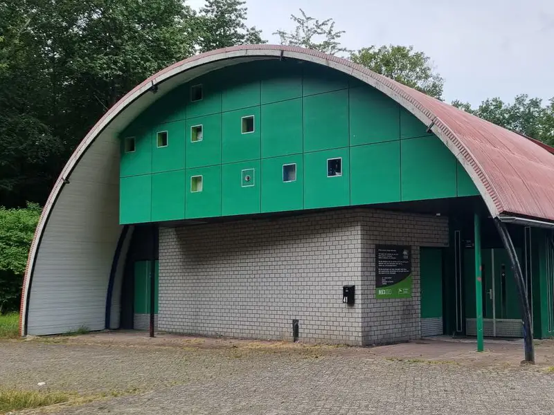 Groene schuur van Zeewolde, gekenmerkt door zijn boog dak