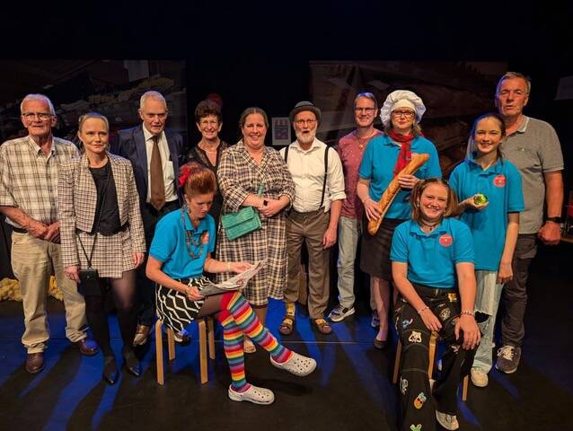 de mensen die mee speelde aan het toneel samen op de foto