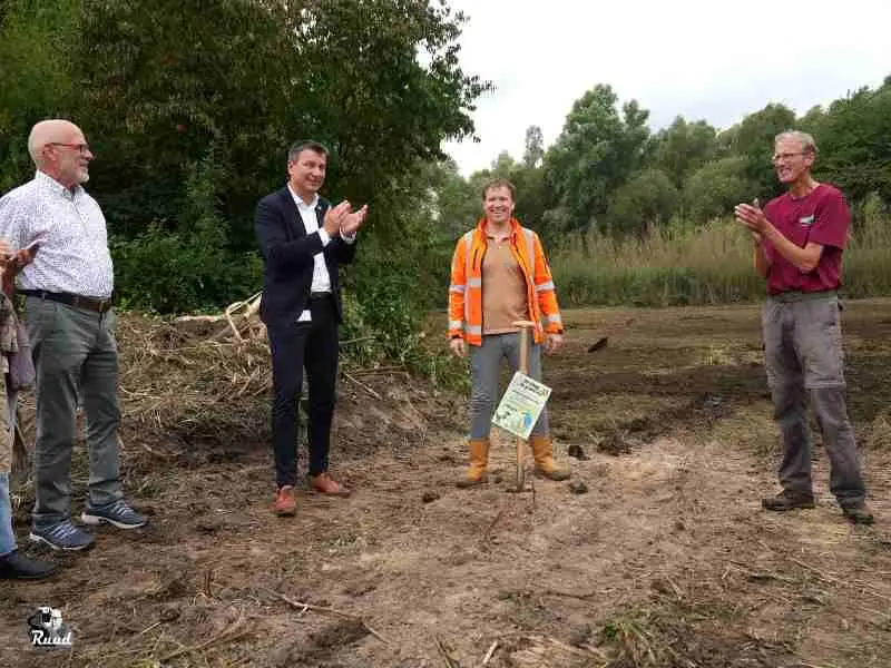 Wethouder Bron, de mensen van de Kuierbaan bij het zanddepot