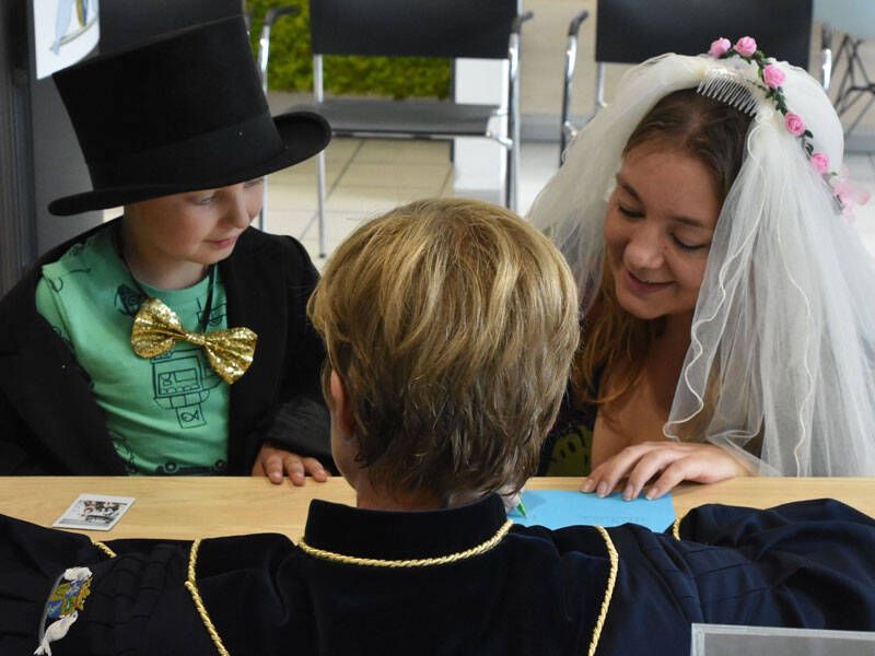 kindje trouwt met zijn moeder tijdens de opendag van de gemeente Zeewolde
