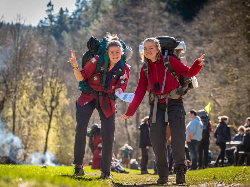 Kinderen bij hooibalen en andere hindernissen voor een soort paintbal achtig spel
