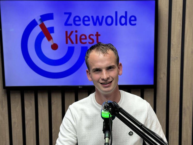 Secretaris Dries van Wijk in de studio van Lokale Omroep Zeewolde