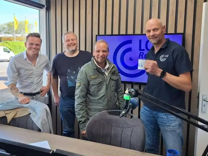 Stan, Robin, Arjan en Edwin in studio bij het TV scherm