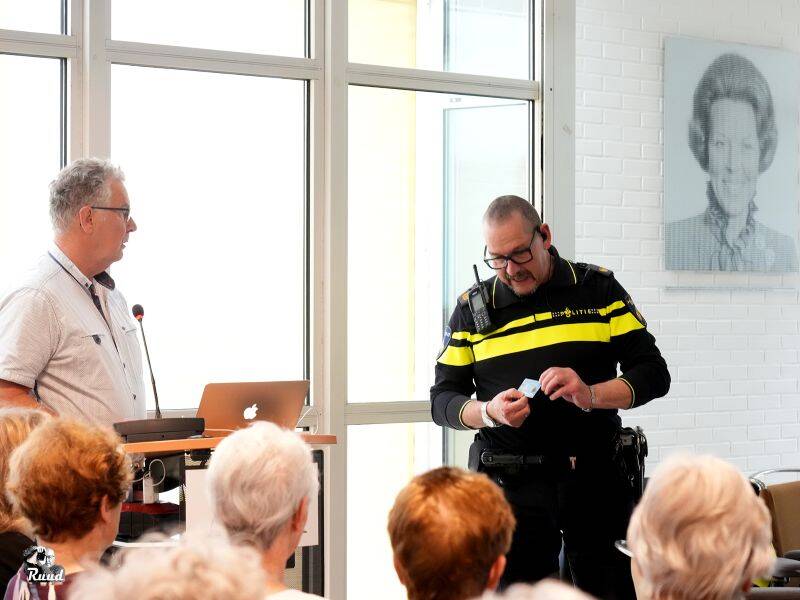 politieagent laat iets zien aan groepje mensen