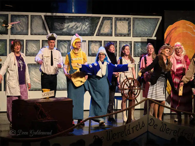 Docenten op het podium van het schooltoneel