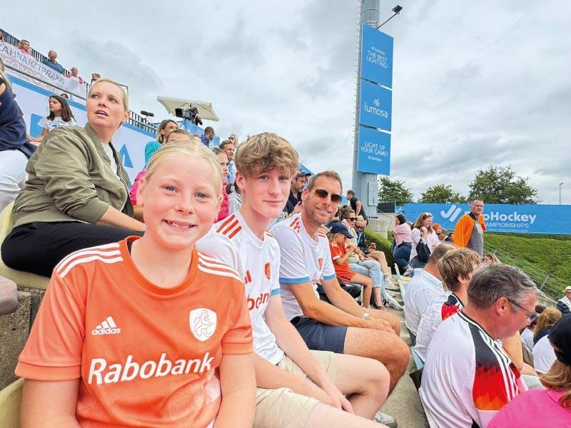 De kinderen en Ron van Kempen in het stadion